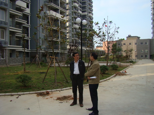 董事長調(diào)研城區(qū)老舊小區(qū)管道燃?xì)馀涮坠ぷ?>                            <div   id="a7pss8nc7r3"   class="con">
                                <span id="a7pss8nc7r3"    class="title">董事長調(diào)研城區(qū)老舊小區(qū)管道燃?xì)馀涮坠ぷ?/span>
                                <p class="des">&nbsp;

	近日，公司黨委書記、董事長潘炳應(yīng)先后深入渡江路沿街樓棟、百圣花苑、同慶北苑、錦都商城、古樹新村、馬山公寓等26處前期開發(fā)未“三同時(shí)”配套管道燃?xì)獾某菂^(qū)老舊小區(qū)（樓棟），實(shí)地考察、調(diào)研公司老舊小區(qū)氣化工作推進(jìn)情況。


	每到一處，潘炳應(yīng)都細(xì)致查看小區(qū)周邊管網(wǎng)配套條件，詳細(xì)了解氣化工作實(shí)際困難，并認(rèn)真傾聽小區(qū)居民對(duì)公司配套管道燃?xì)獾囊庖姾徒ㄗh。對(duì)于老舊小區(qū)氣化工作，潘炳應(yīng)...</p>
                            </div>
                            <div   id="a7pss8nc7r3"   class="time">
                                <span id="a7pss8nc7r3"    class="day">05</span>
                                <span id="a7pss8nc7r3"    class="year-month">2014-05</span>
                            </div>
                        </a>
                    </li>
                                        <li>
                        <a href="show.php?Id=218" target="_blank">
                            <img src=