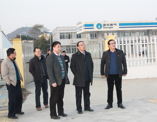 市城鄉(xiāng)建委黨委書記、主任鄭家齊一行至安慶港華調(diào)研我市燃?xì)夤ぷ?>                            <div   id="a7pss8nc7r3"   class="con">
                                <span id="a7pss8nc7r3"    class="title">市城鄉(xiāng)建委黨委書記、主任鄭家齊一行至安慶港華調(diào)研我市燃?xì)夤ぷ?/span>
                                <p class="des">&nbsp;

	12月12日下午，市城鄉(xiāng)建委黨委書記、主任鄭家齊，副主任張北安率委相關(guān)部門來到安慶市煤氣公司和安慶港華燃?xì)夤菊{(diào)研。安慶市煤氣公司經(jīng)理、安慶港華董事長潘炳應(yīng)，安慶港華總經(jīng)理王政文陪同調(diào)研，公司全體班子成員參加調(diào)研會。 &nbsp;&nbsp;&nbsp;&nbsp;&nbsp;&nbsp;&nbsp;


	鄭家齊主任一行先后來到我市天然氣月山門站、北部新城高中壓站及L...</p>
                            </div>
                            <div   id="a7pss8nc7r3"   class="time">
                                <span id="a7pss8nc7r3"    class="day">15</span>
                                <span id="a7pss8nc7r3"    class="year-month">2014-12</span>
                            </div>
                        </a>
                    </li>
                                        <li>
                        <a href="show.php?Id=292" target="_blank">
                            <img src=