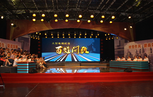 問政水電氣 關(guān)注百姓事——安慶港華燃?xì)鈪⒓印栋傩諉栒匪姎鈱鲣浿?>                            <div   id="a7pss8nc7r3"   class="con">
                                <span id="a7pss8nc7r3"    class="title">問政水電氣 關(guān)注百姓事——安慶港華燃?xì)鈪⒓印栋傩諉栒匪姎鈱鲣浿?/span>
                                <p class="des">&nbsp;

	6月29日下午，安慶港華燃?xì)夤绢I(lǐng)導(dǎo)和各關(guān)鍵崗位的50余名員工參加了安慶市大型全媒體聯(lián)動電視節(jié)目《百姓問政》水、電、氣專場錄制，就我市水電氣公共事業(yè)建設(shè)發(fā)展情況和群眾關(guān)心的相關(guān)熱點(diǎn)難點(diǎn)問題進(jìn)行面對面地交流溝通。安慶港華認(rèn)真誠懇的態(tài)度、求真務(wù)實(shí)的作風(fēng)和整齊劃一的方隊(duì)贏得了現(xiàn)場行風(fēng)評議監(jiān)督員、服務(wù)對象代表媒體觀察團(tuán)的認(rèn)可，最終獲得現(xiàn)場表現(xiàn)評分第一。 


	總經(jīng)理王政文在發(fā)...</p>
                            </div>
                            <div   id="a7pss8nc7r3"   class="time">
                                <span id="a7pss8nc7r3"    class="day">03</span>
                                <span id="a7pss8nc7r3"    class="year-month">2015-07</span>
                            </div>
                        </a>
                    </li>
                                        <li>
                        <a href="show.php?Id=431" target="_blank">
                            <img src=